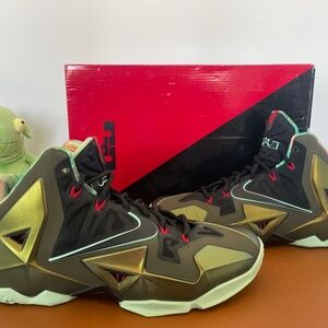 Nike Lebron 11 XI King's Pride Men's Basketball Shoes US 8.5 Parachute Gold